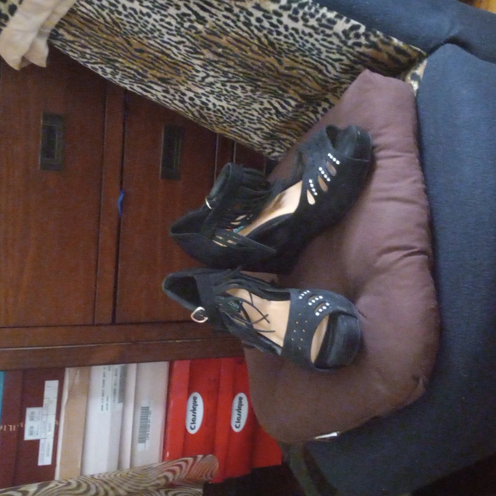 Black teardrop cutout mid wedge